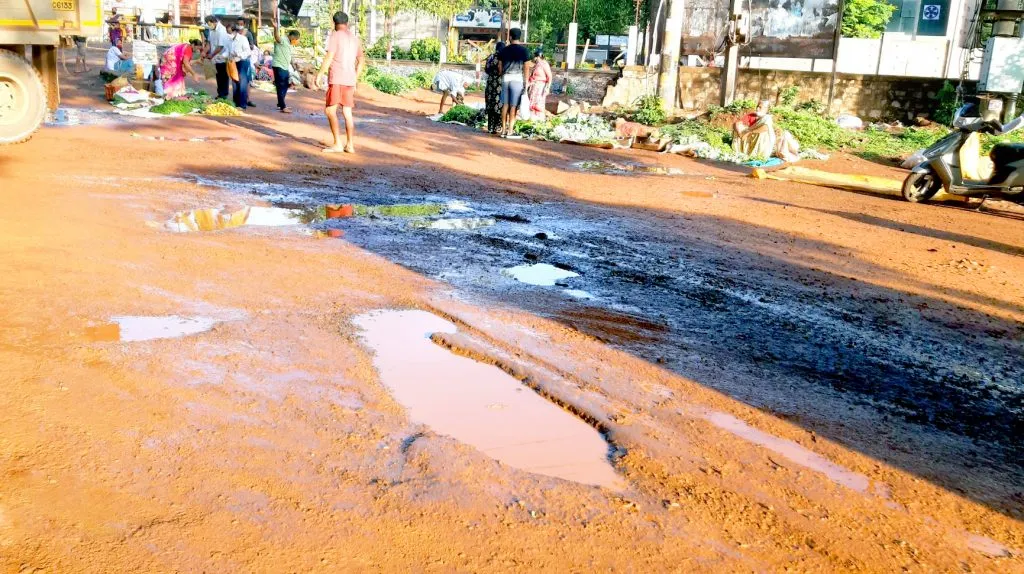 टिळकवाडी पहिल्या रेल्वेगेटनजीकचा रस्ता खड्डेमुक्त करण्याची मागणी