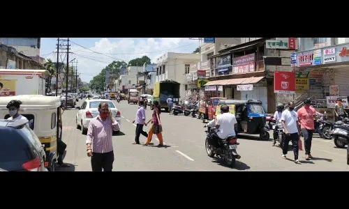 नागरिकांच्या वर्दळीने बाजारपेठेला आला जिवंतपणा