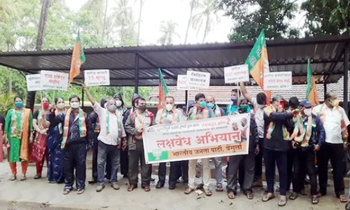 वेंगुर्ले भाजपाच्यावतीने ग्रामीण रुग्णालयासमोर आंदोलन