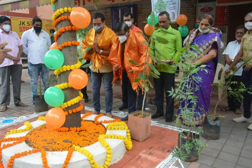 पर्यावरणदिनी पारंपरिक पद्धतीने झाडांचा वाढदिवस साजरा