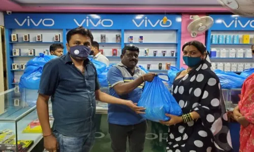 केसरीच्या सुपुत्राकडून कोल्हापुरातील तृतीय पंथीयांना जीवनावश्यक वस्तूंचे वितरण