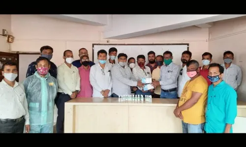 मनसेतर्फे सावंतवाडी पत्रकारांना मास्क, सॅनिटायझर आणि ऑक्सिमीटरचे वाटप