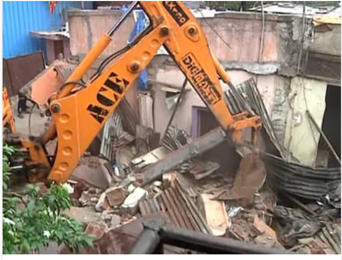 पुणे : आंबिल-ओढा परिसरात अतिक्रमणविरोधी कारवाईत नागरिक आक्रमक, आत्मदहनाचा प्रयत्न