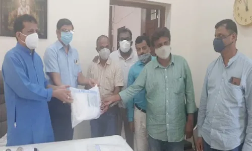 क्रेडाईतर्फे पीपीई किट प्रदान