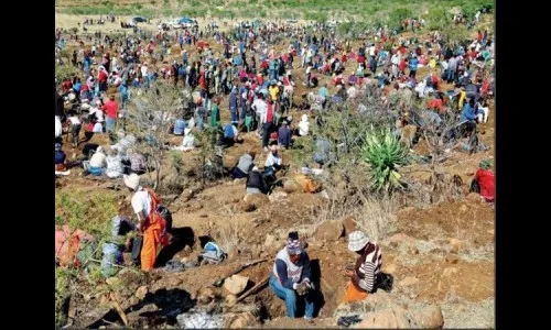 पूर्ण गावच करतेय खोदकाम