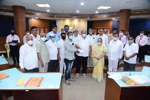 केडीसीसी बँकेत मृतांच्या वारसदारांना अनुकंपा नोकरीची नियुक्ती पत्रे व विमा धनादेश वाटप