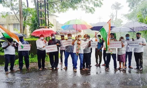 केंद्र सरकारच्या अघोषित आणीबाणी विरोधात काँग्रेसचे आंदोलन