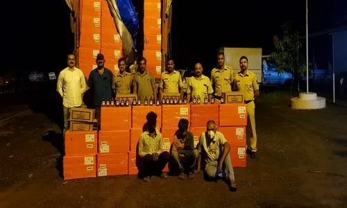 मध्यप्रदेश येथे गोवा बनावटीची दारू वाहतूक करणाऱ्या ट्रक वर कारवाई