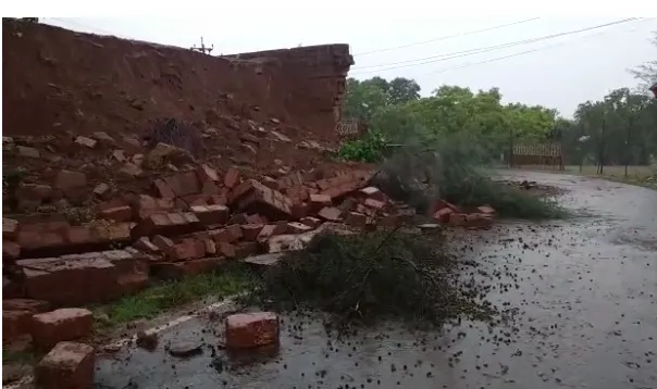 दापोलीतील हर्णे येथे कोसळली संरक्षक भिंत