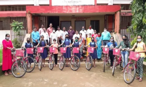 खेमराज मेमोरियलमध्ये विद्यार्थीनींना सायकल वाटप