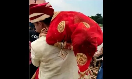 नववधूला उचलून घेत ओलांडली नदी