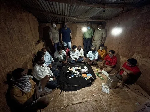 शेणगाव येथे जुगार अड्ड्यावर छापा, १३ जणांना केली अटक