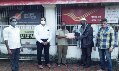 राष्ट्रवादीतर्फे पोष्टऑफीस मधील कर्मचाऱ्यांना कोरोना प्रतिबंधक औषधांचे वाटप