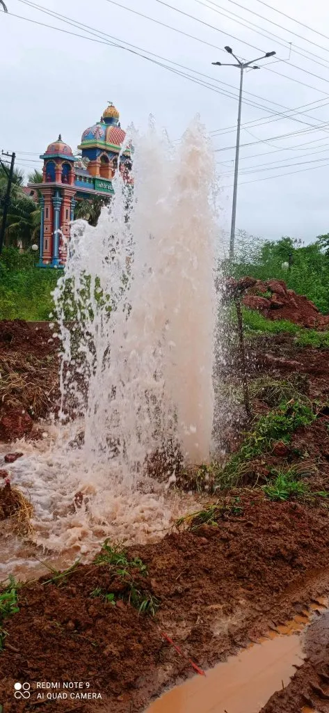 म्हापसा बोडगेश्वर समोरील मुख्य पाईपलाईन फुटून हजारो लीटर पाणी वाया