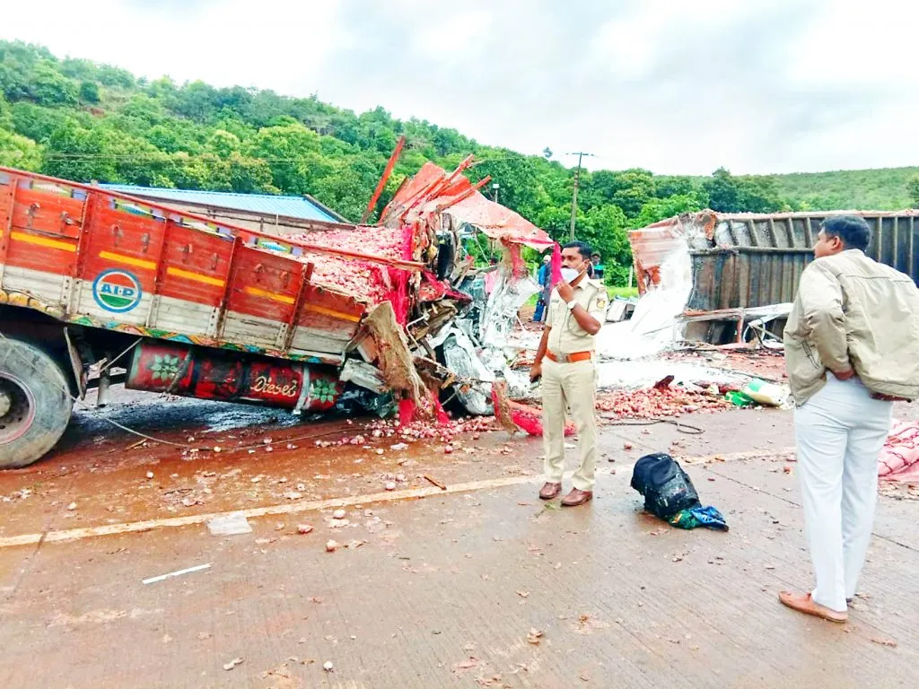 वंटमुरी घाटात तिहेरी अपघातात दोघे ठार