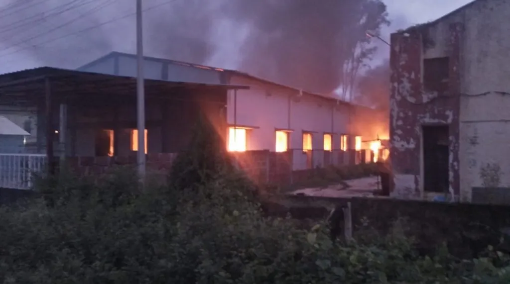 सातारा : फरसाणा कंपनीला भीषण आग; 2 कोटींचे नुकसान