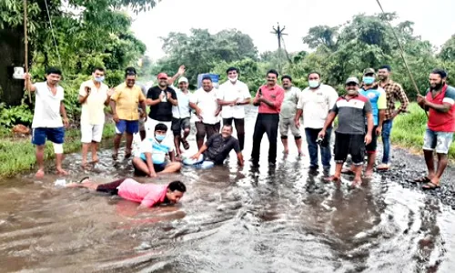 दोडामार्ग भाजपचे सासोलीत उपरोधिक जलक्रीडा आंदोलन