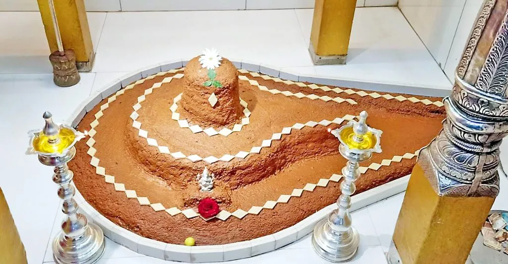 कपिलेश्वर मंदिरात कुंद्याची आरास