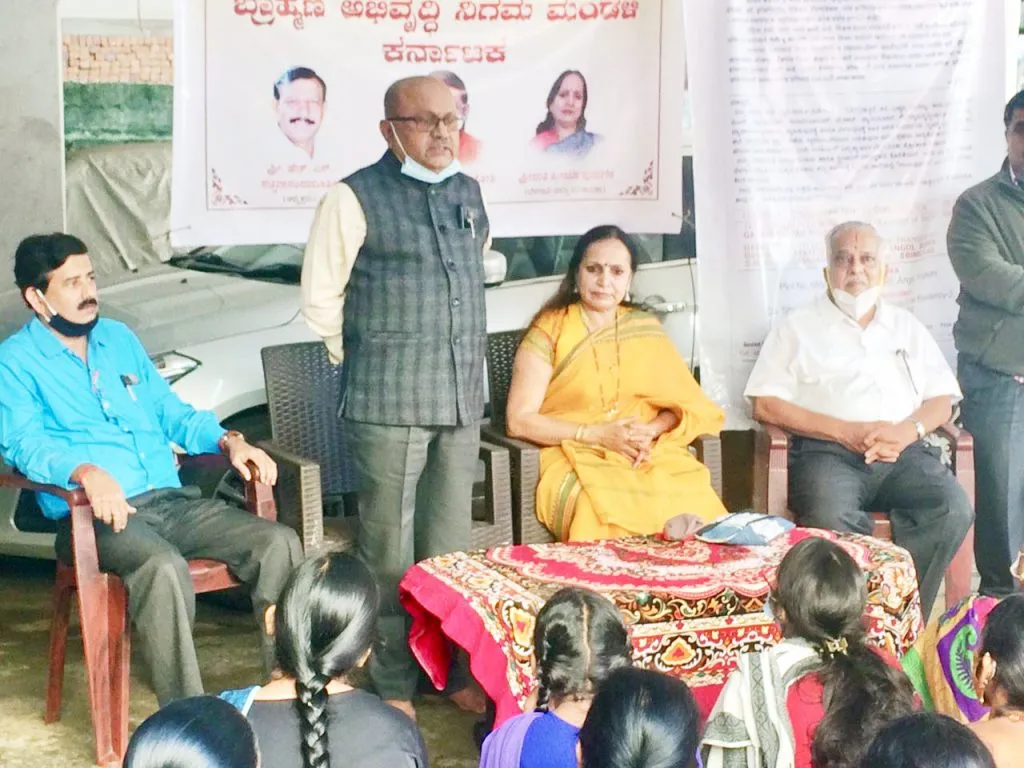 ब्राह्मण अभिवृद्धी शाखेतर्फे किट वितरण