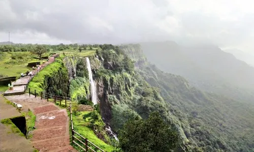 घनदाट धुके, फेसाळणारे धबधबे ‘लाईव्ह’