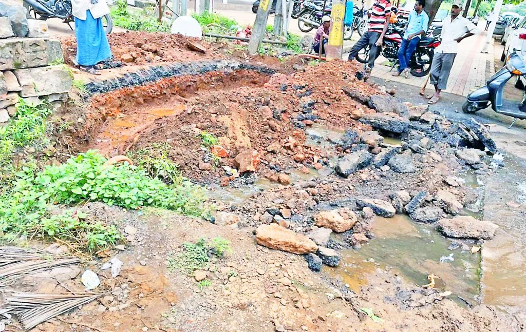 अयोध्यानगरमध्ये डेनेजचे पाणी रस्त्यावर