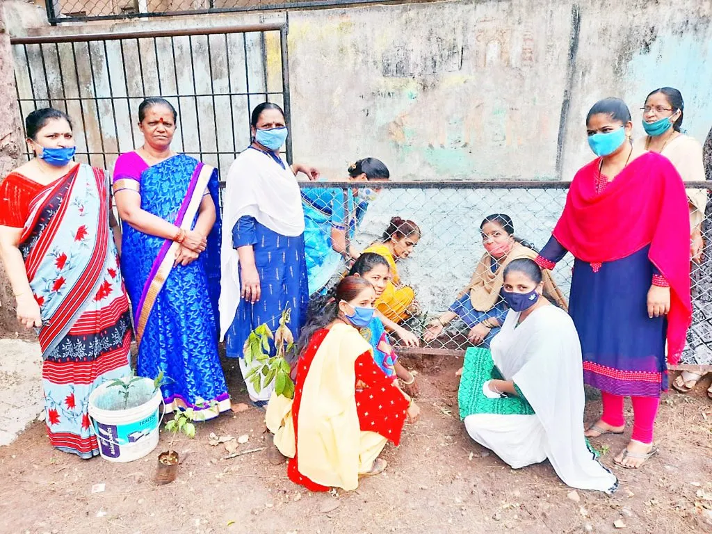 महिला विद्यालय येथे वृक्षारोपण