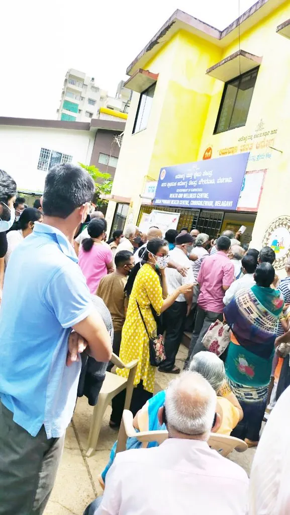 कोरोना लसीकरणासाठी गर्दी