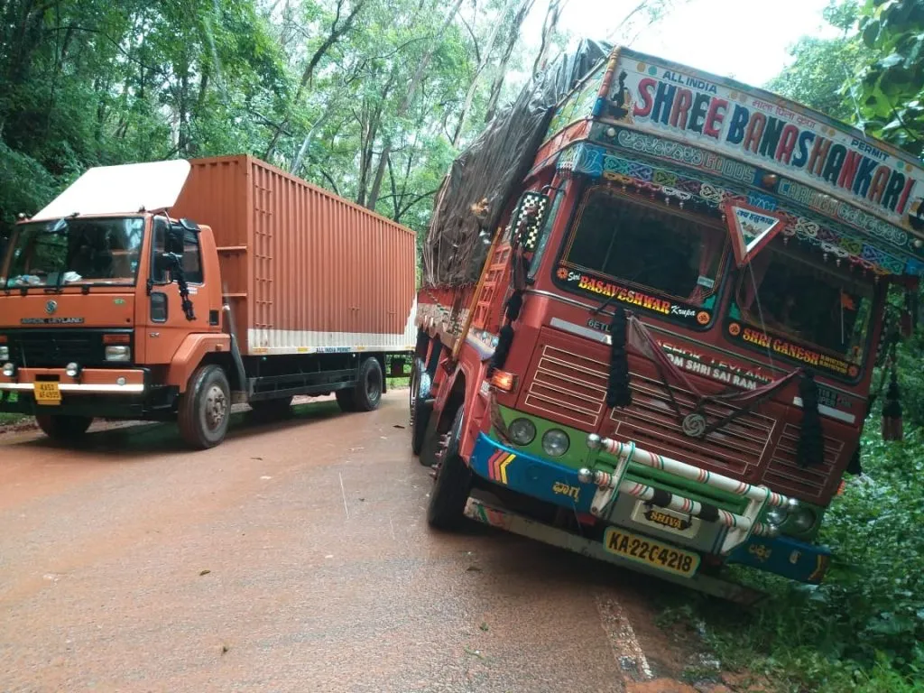 करमल घाटात वाहन अपघात