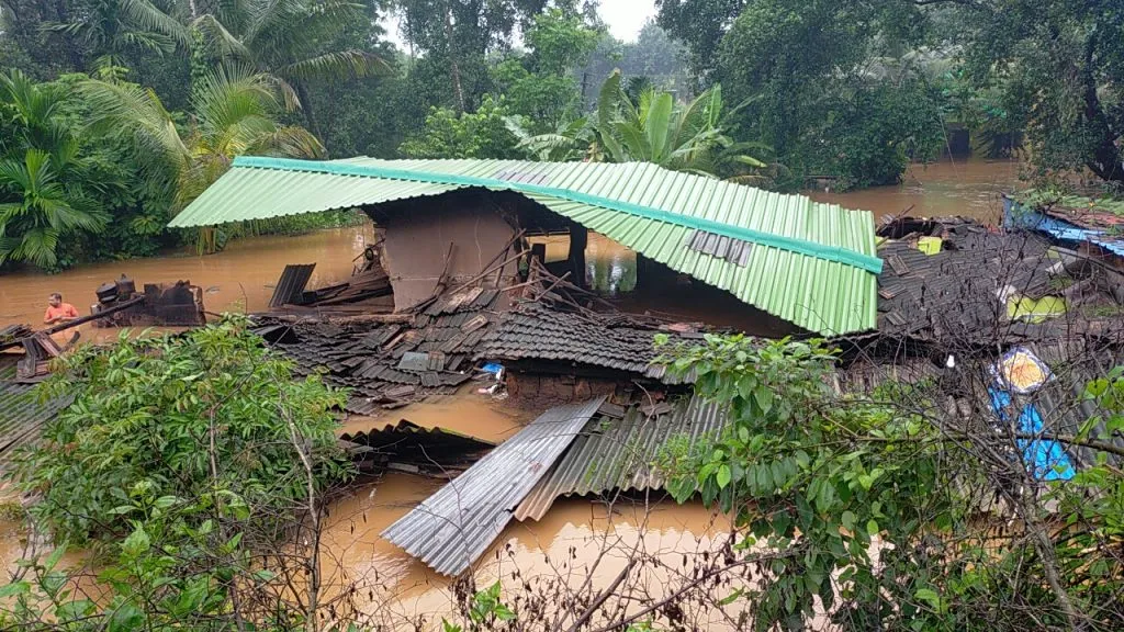 जलप्रलयात हजाराहून अधिक घरे कोसळली