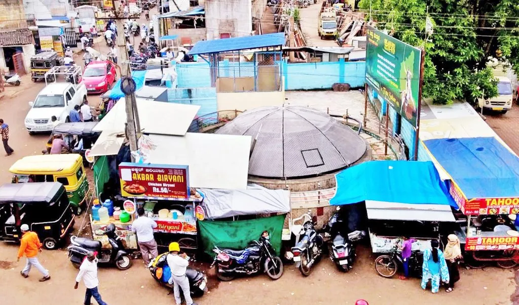 अस्वच्छतेच्या विळख्यात हरवले विहिरीचे सौंदर्य