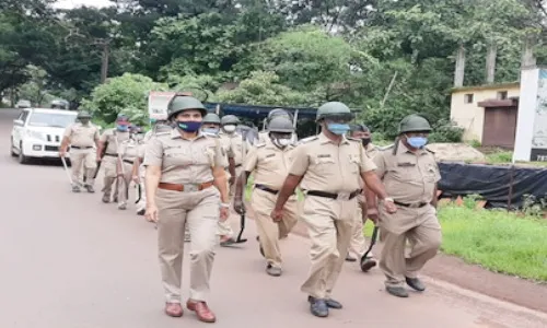 मनाई आदेशाच्या पार्श्वभूमीवर पोलिसांचे संचलन