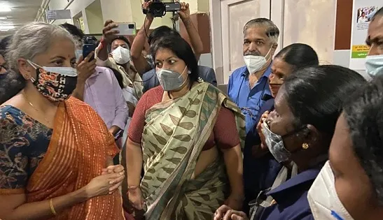 अर्थमंत्री निर्मला सीतारमण यांनी बेंगळूर कोविड केअर सेंटरला दिली भेट