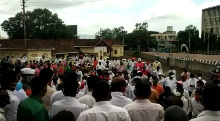 सरपंच परिषदेचा कंदील मोर्चा शिवतीर्थापर्यंतच