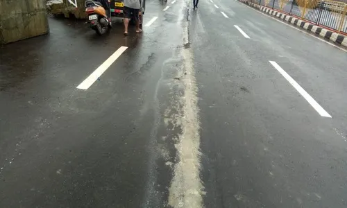 कणकवलीत उड्डाणपुलावरील रस्ता खचला