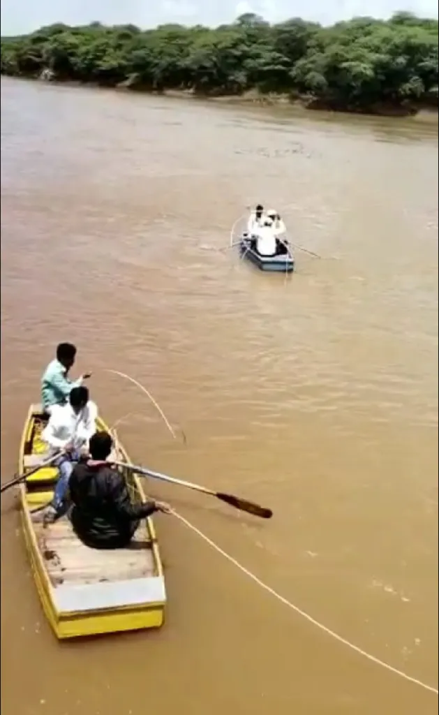 मुळा-मुठाच्या नदीपात्रात तुटलेल्या वीजवाहिनीची दुरुस्ती