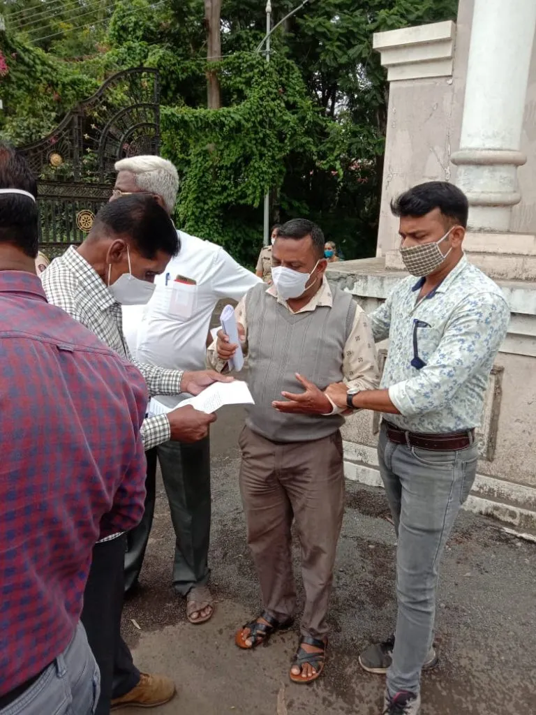 सातारा जिल्हाधिकारी कार्यालयाच्या आवारात एकाचा आत्मदहनाचा प्रयत्न