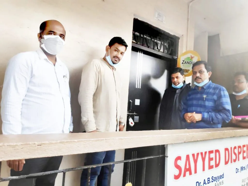 गांधीनगर येथील दवाखान्याला ठोकले टाळे