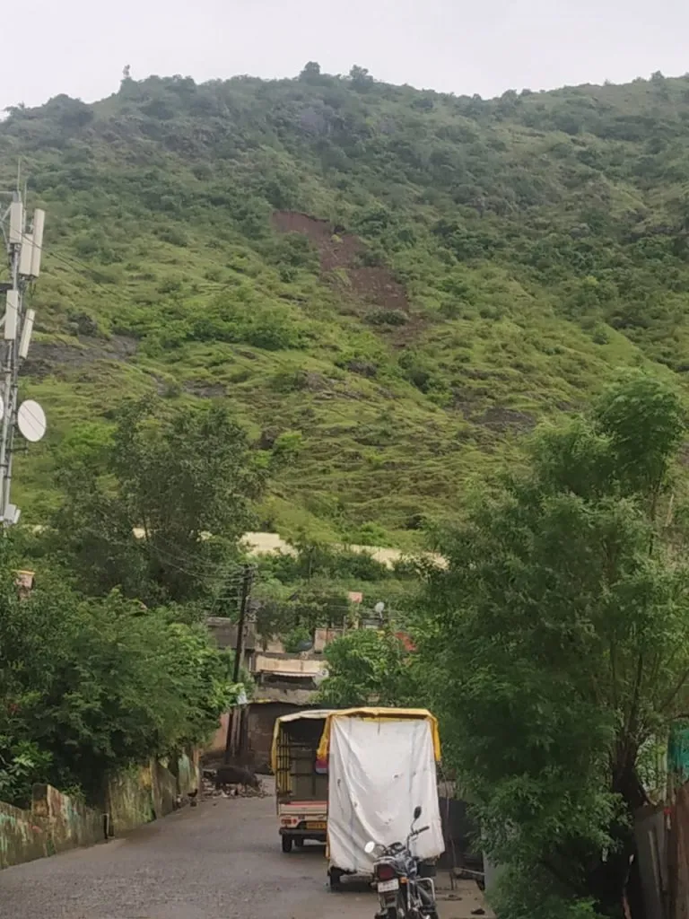 आगाशिवनगर डोंगरावर भूस्खलन