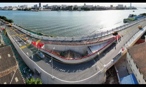 महामार्गाच्या मधोमध कैद घर