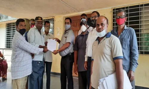 सातबारामधील त्रुटी आणि अतिक्रमणाबाबत घारपी ग्रामस्थांचे तहसीलदारांना निवेदन