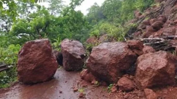 खेड तालुक्यात घरांवर दरड कोसळल्याने १७ जण अडकले; बचावकार्य सुरु