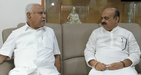 मुख्यमंत्री बोम्माई यांनी पूर परिस्थिती पाहणी दौऱ्यापूर्वी येडियुराप्पांची घेतली भेट