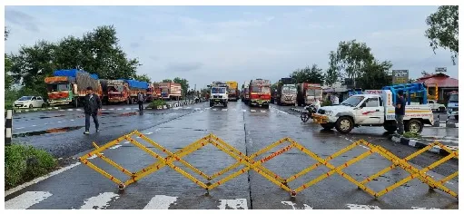 सांगली : महामार्गावर वाघवाडी फाट्यापासून वाहतूक ठप्प