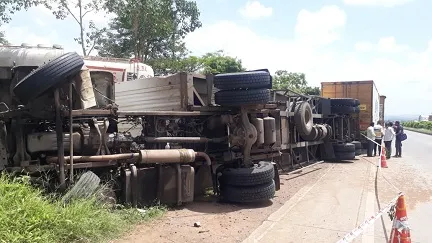 उजळाईवाडी येथे चालकाचा ताबा सुटल्याने कंटेनर पलटी