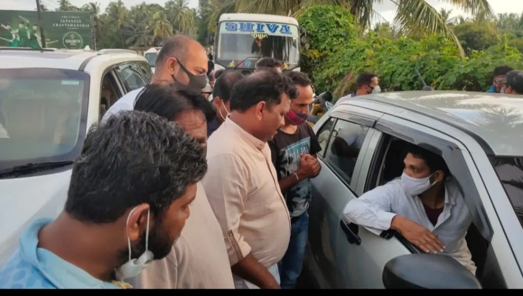 वाहतूक नियमांचा भंग केल्याच्या कारणावरून गोवा माईल्सच्या गाडी चालकास पोलिसांच्या हवाली