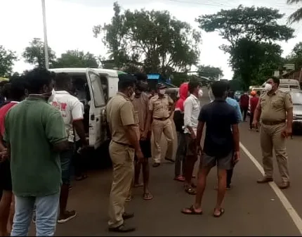 मलकापूर-अनुस्कुरा मार्गावर पर्यटकांची कोरोना तपासणी