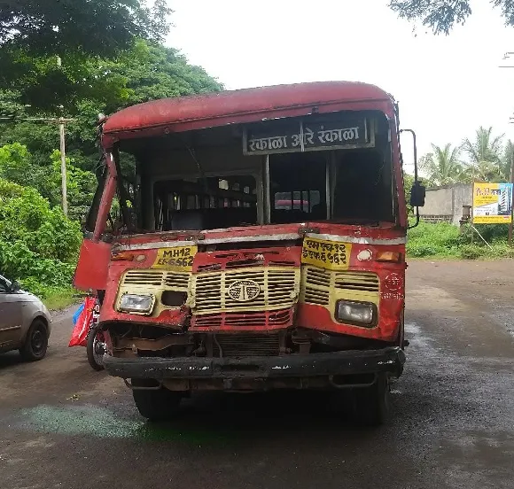 पुईखडी येथे एसटी बसची डंपरला पाठीमागून धडक, चालकासह तिघे जखमी