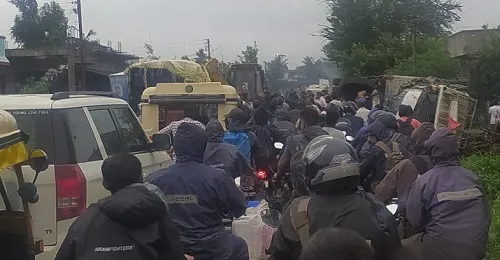 रांगोळीत ट्रक-टेंम्पोची जोरदार धडक, ट्रकचालक गंभीर जखमी