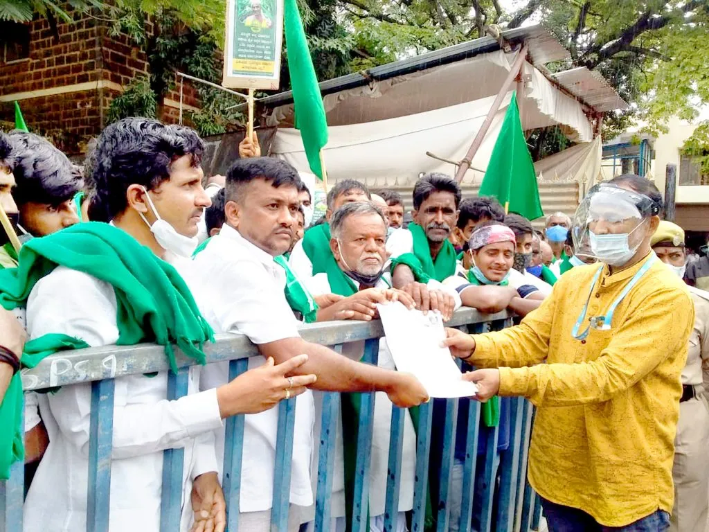 जिल्हाधिकारी कार्यालयावर शेतकऱयांचा पुन्हा मोर्चा