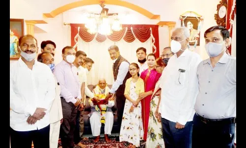 स्वातंत्र्य सैनिकांच्या घरांना जिल्हाधिकाऱयांची भेट